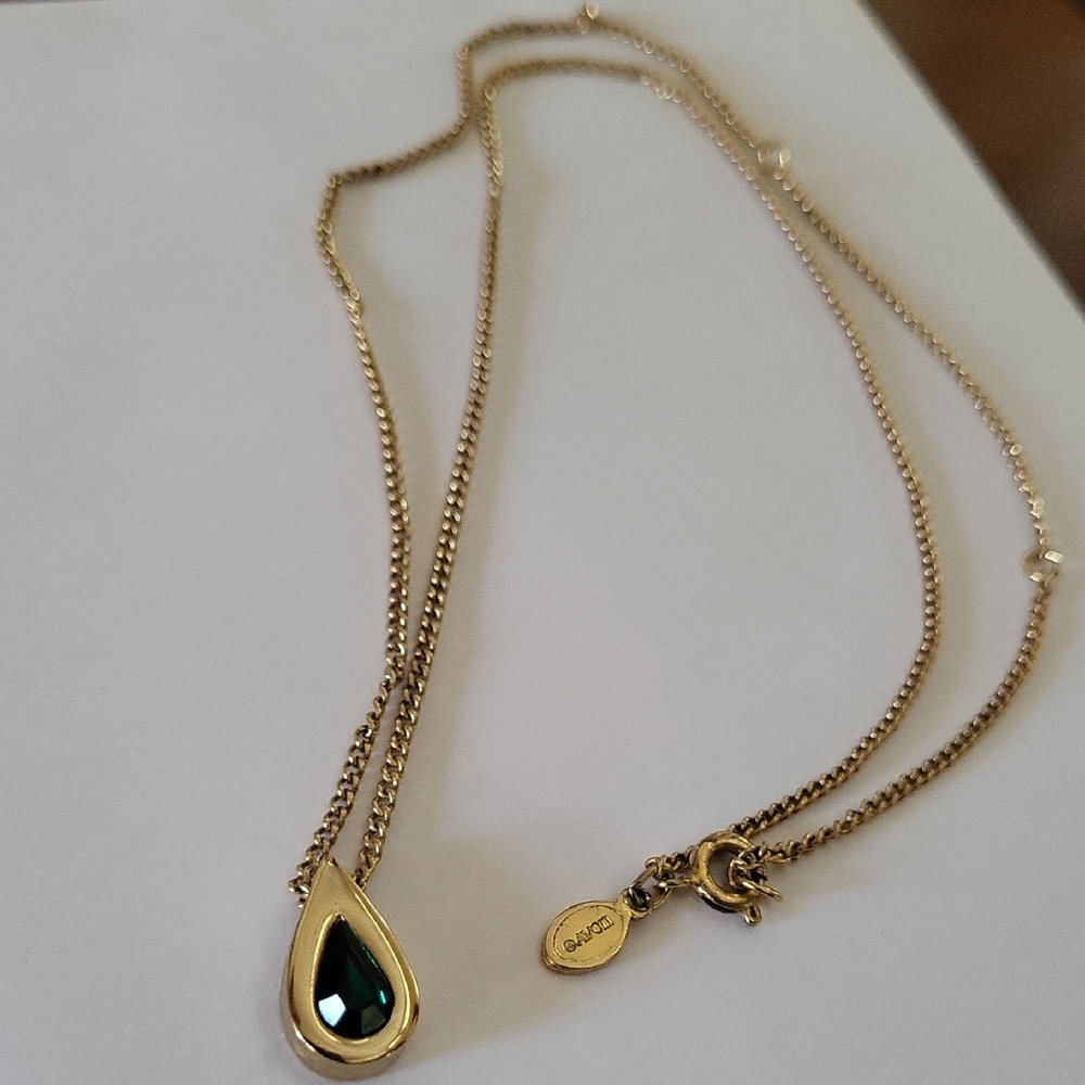 Avon Goldtone Necklace with Beautiful Green Glass In Teardrop Pendant